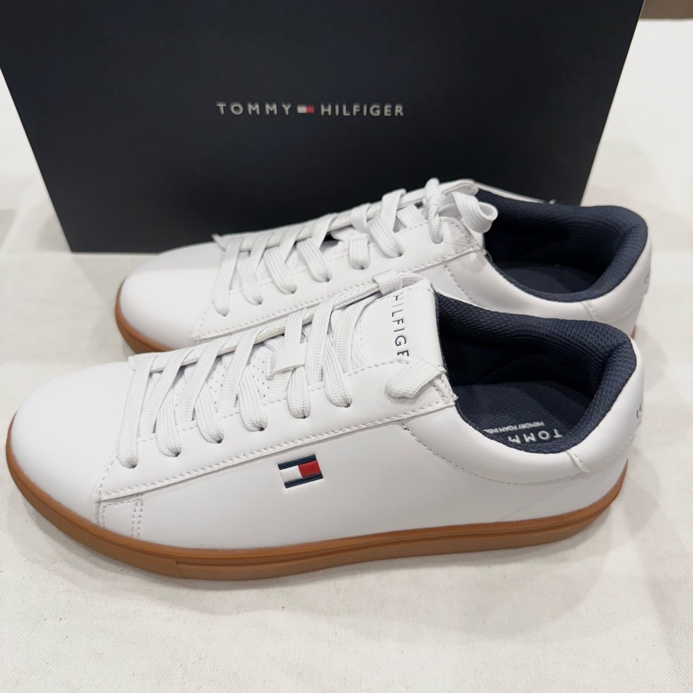 TOMMY HILFIGER BRECON2 MENS SNEAKERS COLOR WHITE 140  SIZE 8 ONLY